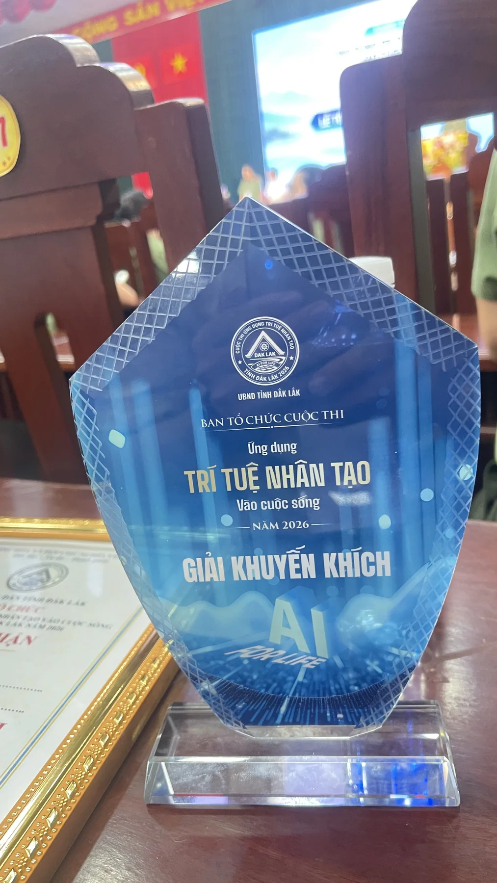 Cúp giải Khuyến khích cuộc thi AI For Life Đắk Lắk 2026